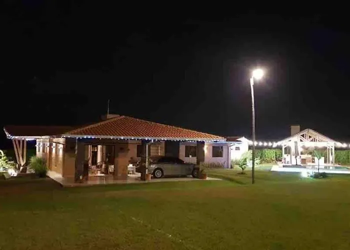 Casa Con Piscina, Quincho, Cancha De Futbol/Volley