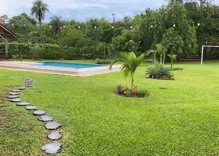 Casa Con Piscina, Quincho, Cancha De Futbol/Volley